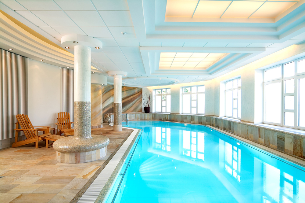 Ein luxuriöser Wellnessbereich mit individuell gestalteten Deckenlösungen, Säulenverkleidungen und entspannter Atmosphäre.